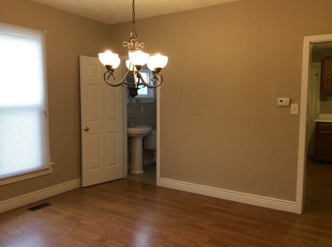 Building Photo - Near Downtown 2 BR home