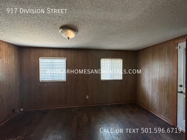 Building Photo - 917 Division Street | $850 | 2 beds, 1 ful...
