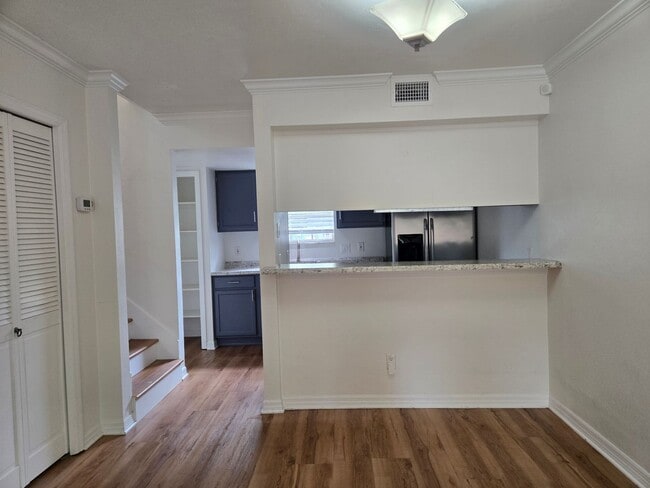 Building Photo - Spacious 2-bedroom, 1.5-bath end-unit townhouse in Carriage House