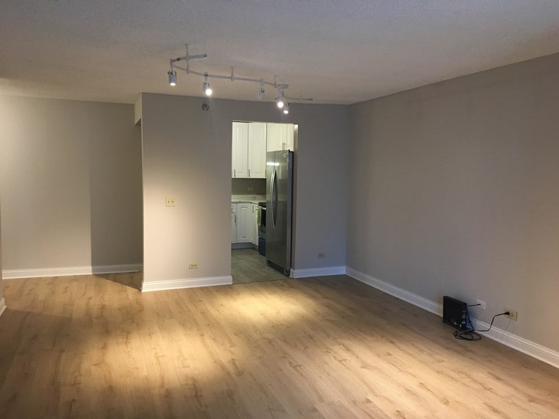 Living Room 2 - 200 N Dearborn St