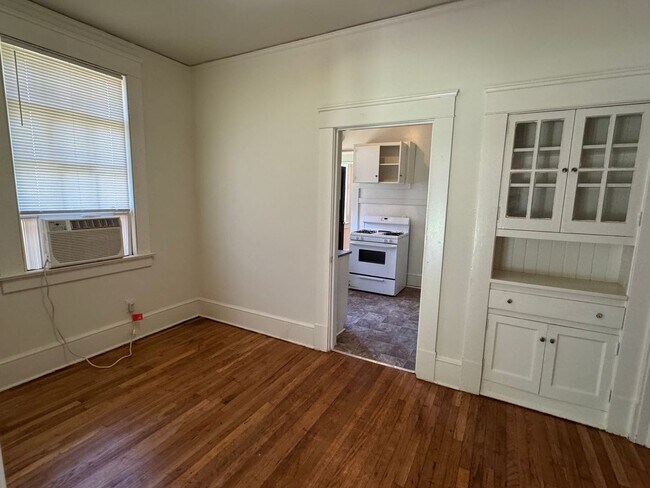 Building Photo - 2121 Winona Ave