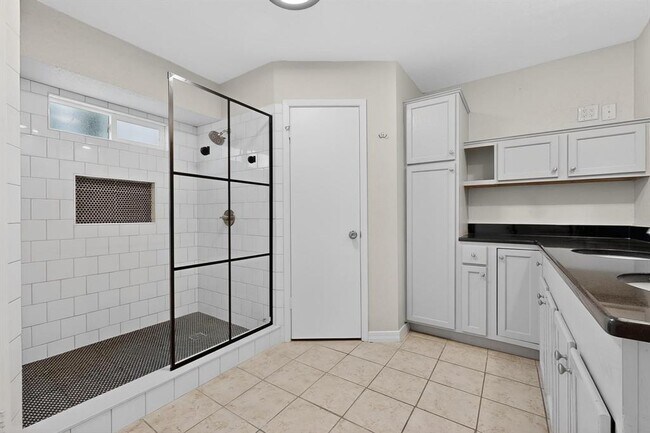 Building Photo - 5300 Honey Dew Terrace