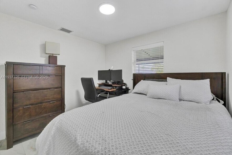 Building Photo - 6470 SW 27th St