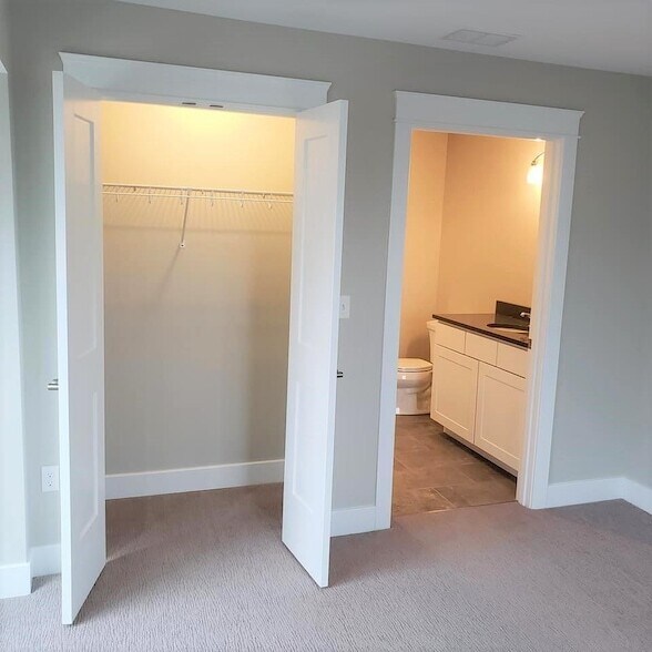 Building Photo - 10 4th St