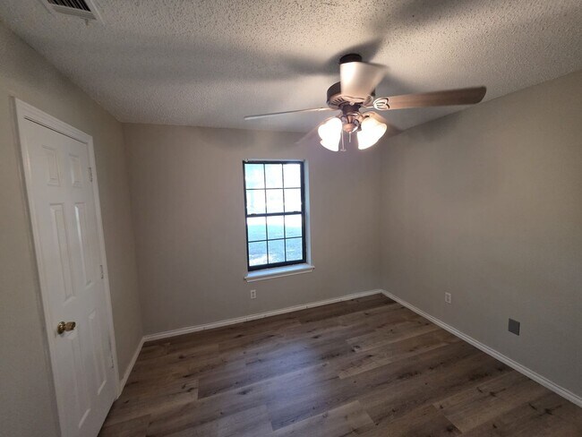 Building Photo - Charming and move-in ready! 3 Bedroom hous...