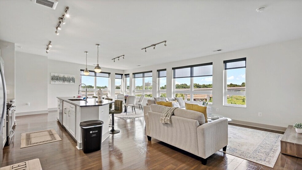 Building Photo - 7370 Montcalm Dr