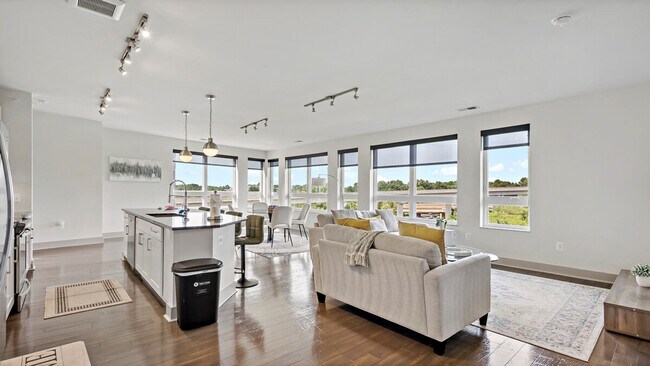 Building Photo - 7370 Montcalm Dr