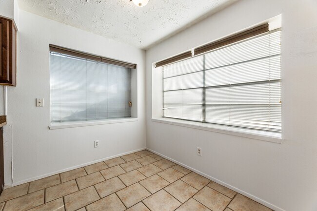 Building Photo - 15235 Heron Park Dr
