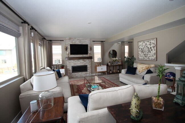 Building Photo - Amazing 4bdrm home in Forest Lakes