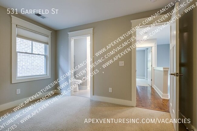 Building Photo - 531 Garfield St