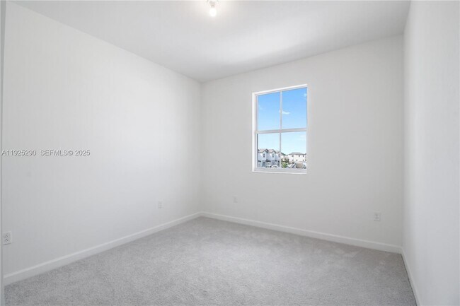 Building Photo - 2747 SE 25th Ave