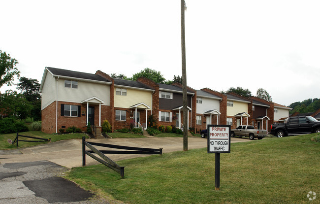 Primary Photo - Shamrock Villa Apartments