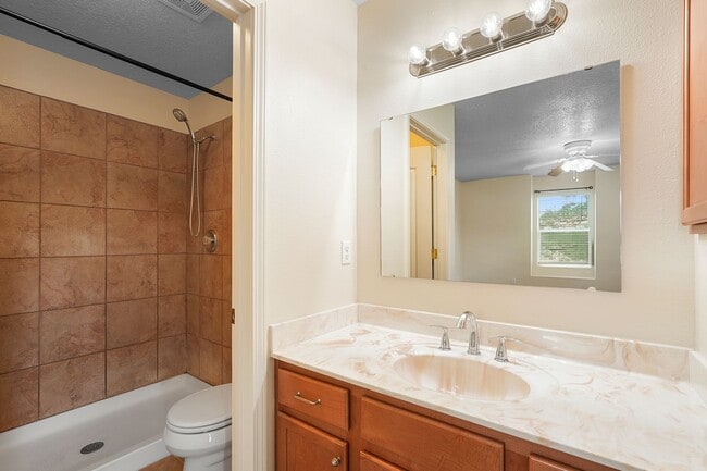 Building Photo - For Rent | 3 Bed / 2 Bath | 1-Car Garage |...