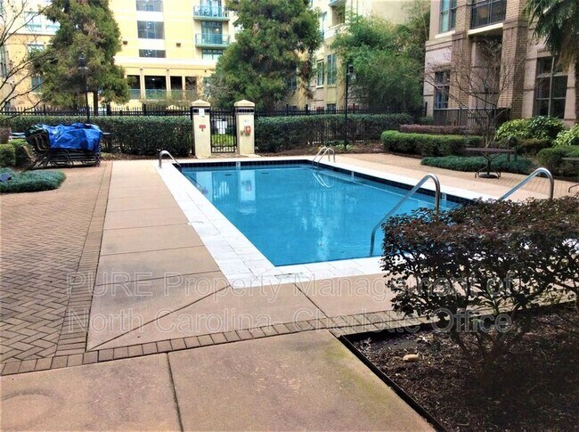 Building Photo - 718 W Trade St