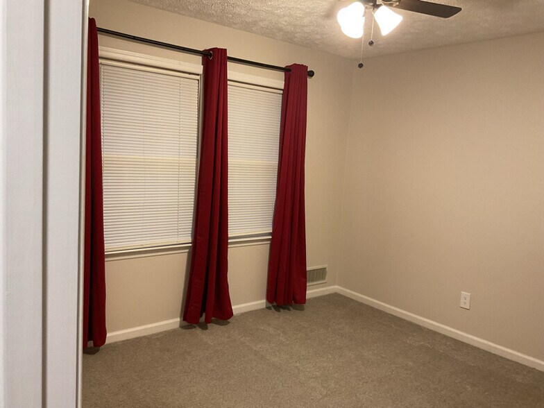 Building Photo - 215 Thornton Dr