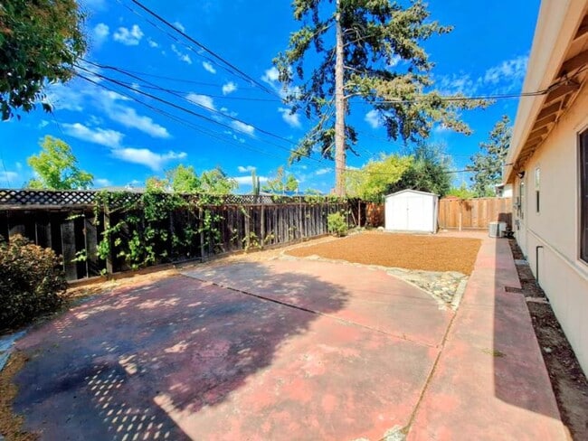 Building Photo - Beautiful Single Story House w/Low Mainten...