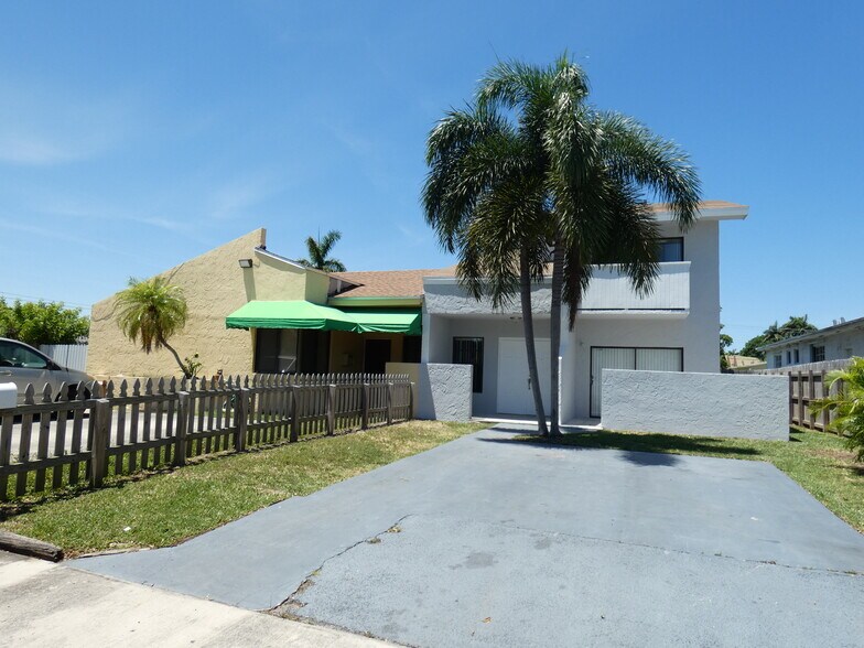 Building Photo - 14212 NE 4th Ave