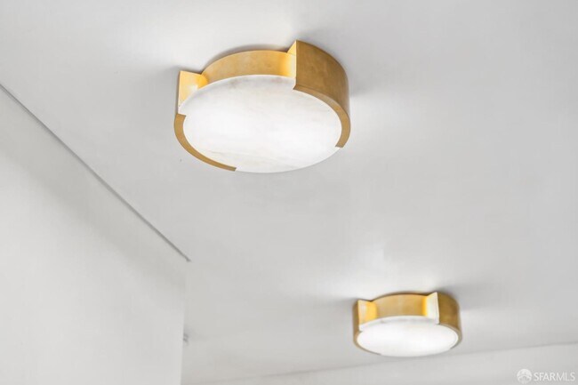 Building Photo - 7 Seymour St