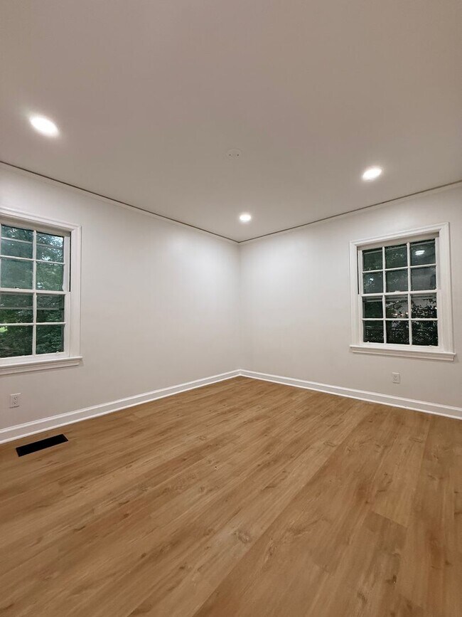 Building Photo - Completely renovated 5-bedroom, 3-bathroom home in the highly desirable Dalraida