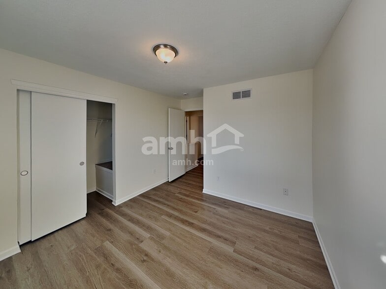 Building Photo - 1961 Creekview Dr