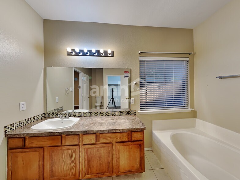 Building Photo - 3841 Chimney Rock Dr