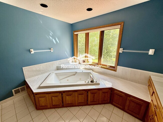 Building Photo - 10445 Fawns Way