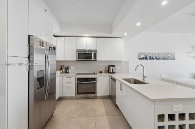 Building Photo - 999 SW 1st Ave