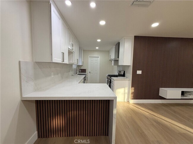 Building Photo - 9123 Woodley Ave