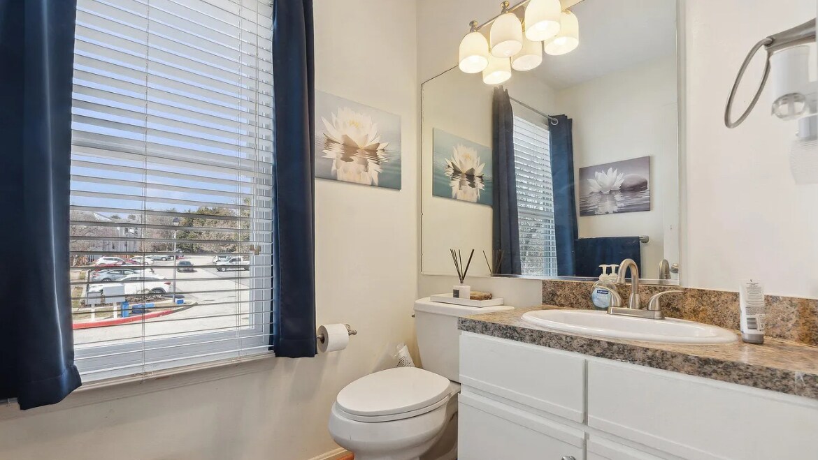 Building Photo - 8 Deer Run Ct