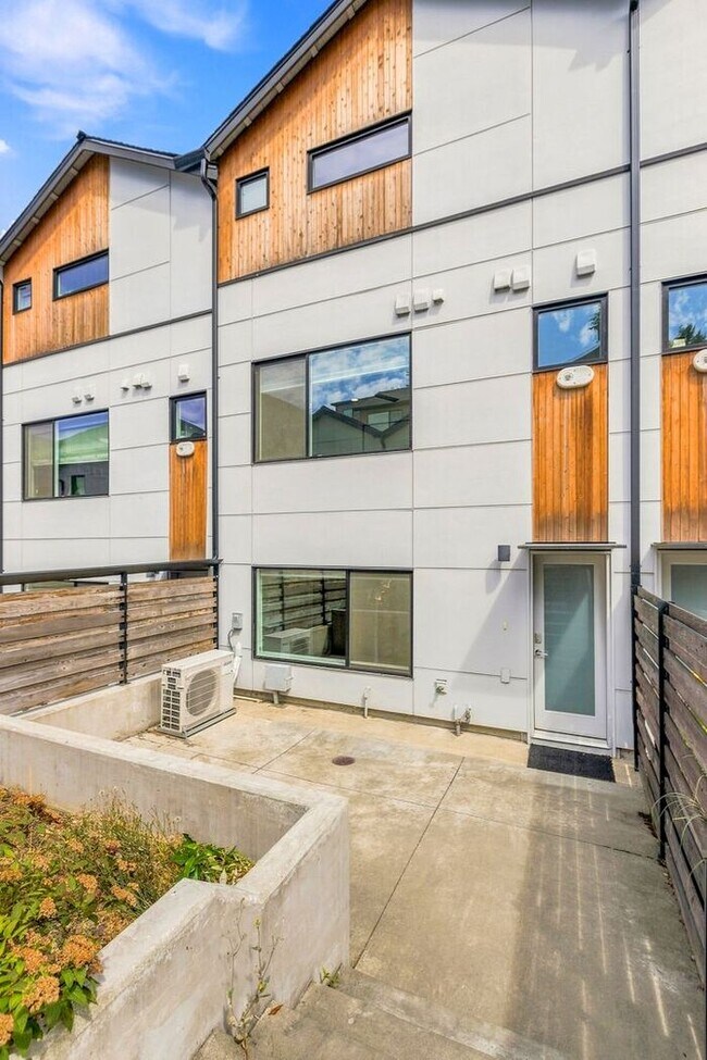 Building Photo - ULTRA-MODERN Air Conditioned Townhome in Beacon Hill (1st Month Free)