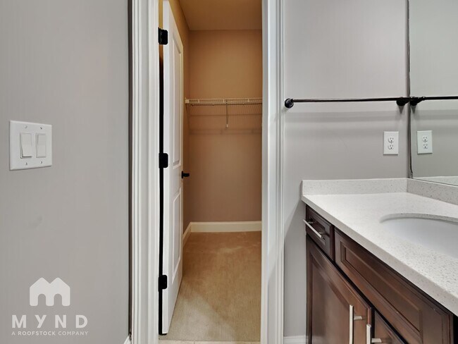 Building Photo - 2995 Manorview Ln