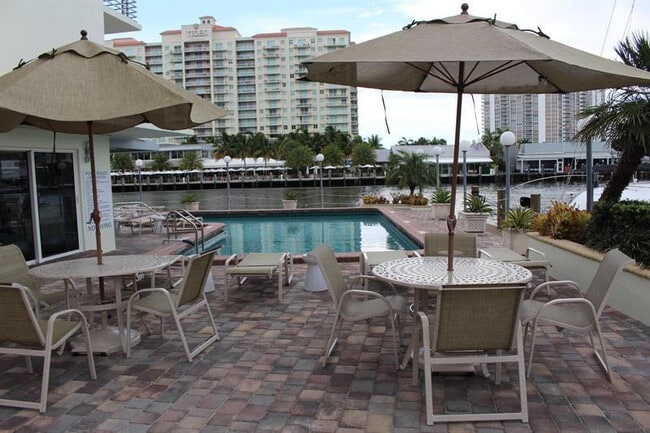 Building Photo - 2900 NE 30th St