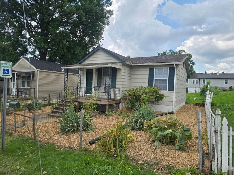 Primary Photo - 394 Orient Ave