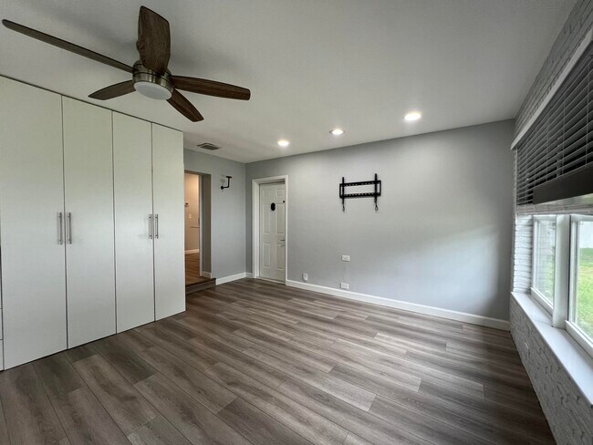 Building Photo - 5349 Van Buren Rd