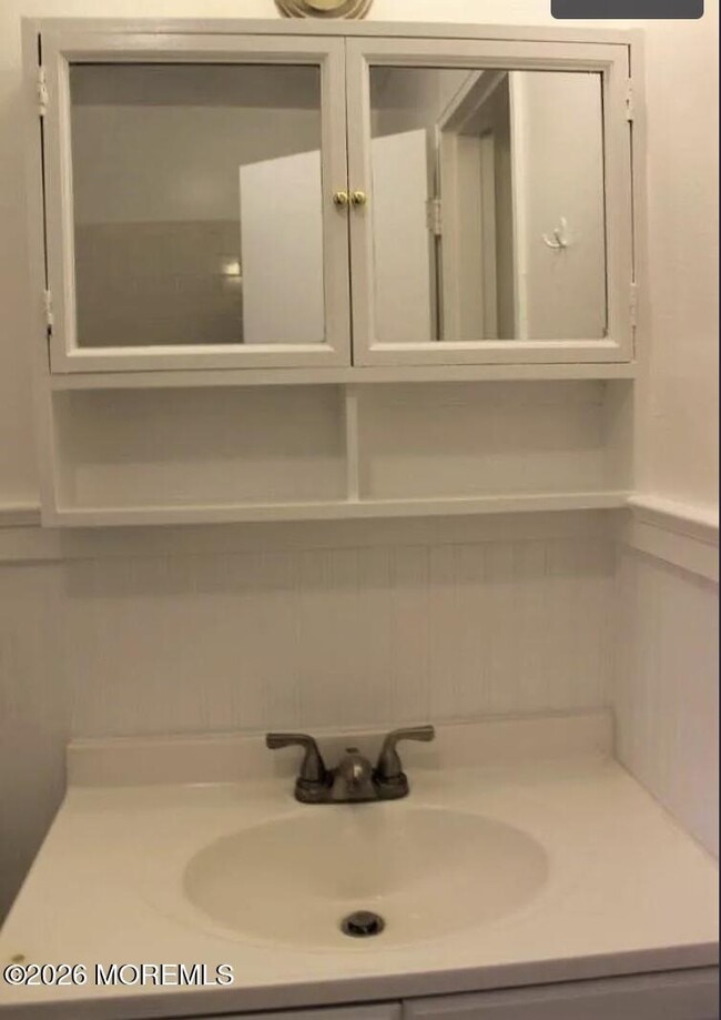 Building Photo - 711 Wall Rd