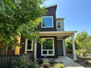 Building Photo - Charming 3 Bed / 2.5 Bath Home with Modern Upgrades