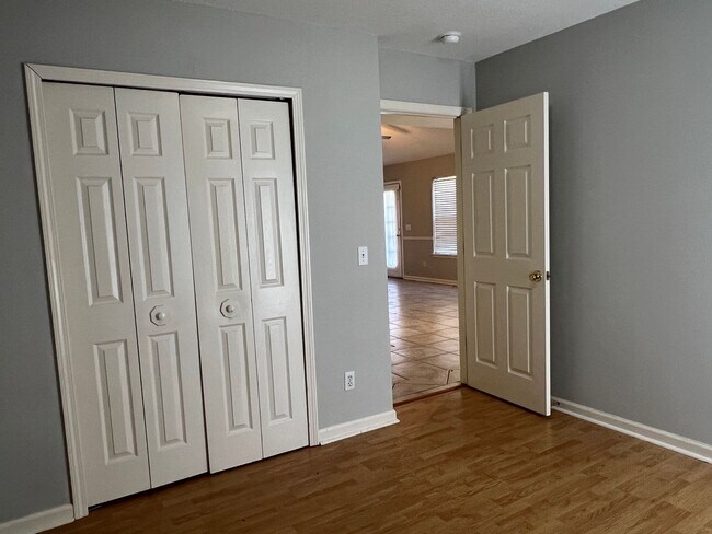 Building Photo - 281 Old Bridge Dr