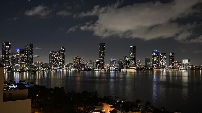 Building Photo - 1000 Venetian Way