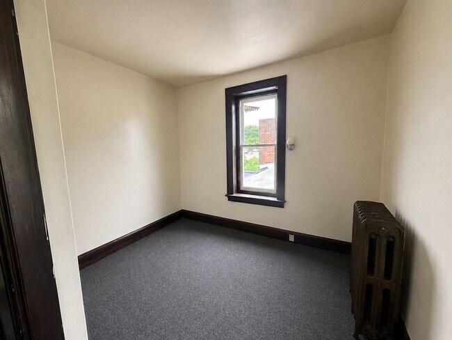 Building Photo - Spacious 6-Bedroom Rental in North Philadelphia | Small Dogs Welcome