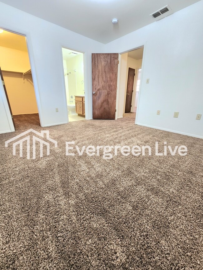 Building Photo - 213 Raven Dr