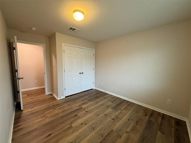 Building Photo - 334 TX-332 Loop