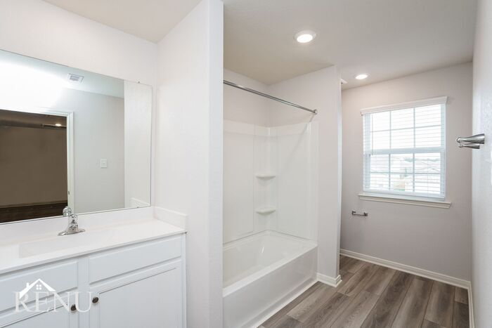 Building Photo - 10422 Sweetwater Creek Dr