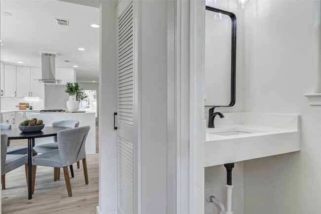 Building Photo - 9923 Emnora Ln