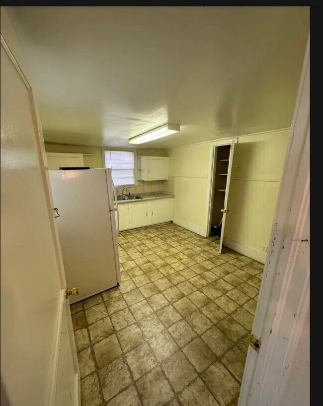 Building Photo - Efficient one bedroom in Midtown!