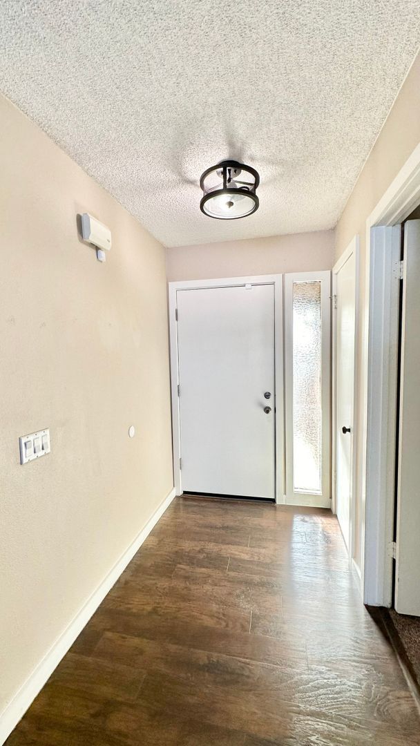 Building Photo - Beautifully Remodeled Upstairs Condo Unit with Private Balcony Patio in Downtown Fallbrook!