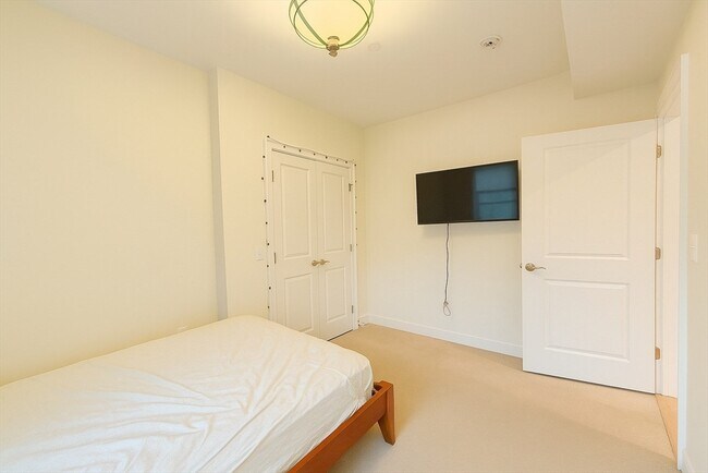 Building Photo - 463 Rutherford Ave