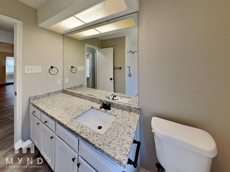 Building Photo - 3528 Park Lake Dr