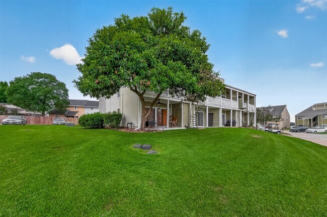 Building Photo - 180 April Point Dr S