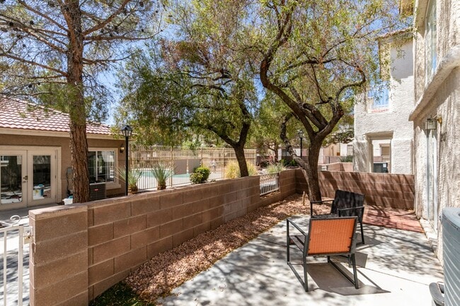 Building Photo - GORGEOUS OPEN FLOORPLAN*GATED COMMUNITY*COMMUNITY POOL AND SPA*