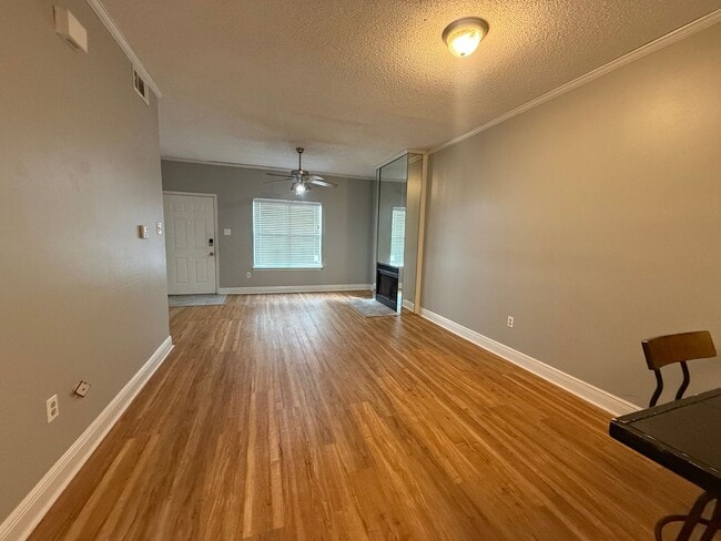 Building Photo - Charming 2 Bed 1 Bath Apartment